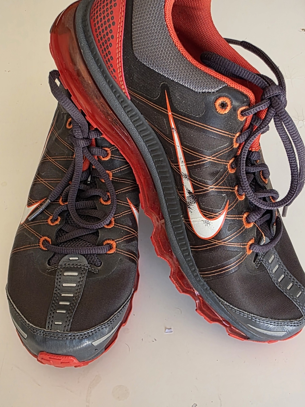 Nike Unisex Black and Red Air Max-Style Athletic Sneakers
